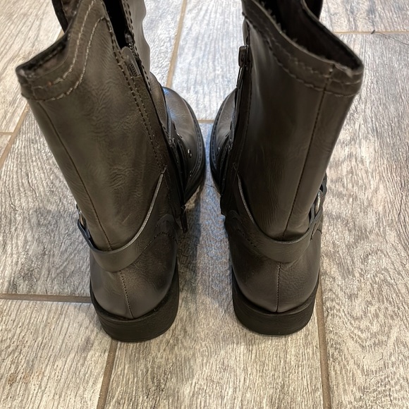 Boots - Picture 6 of 7